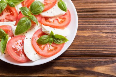 mozzarella, domates ve fesleğenli caprese salatası 