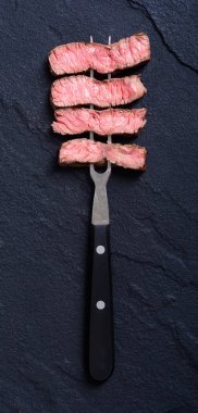 Izgara Dana biftek antrikot dilimlenmiş et çatalı üzerinde