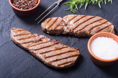 Biberiye ve biber rustik taş zemin üzerine ızgara sığır eti biftek