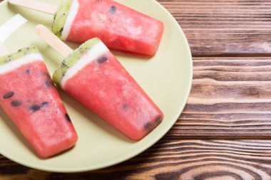 Ev yapımı dondurma karpuz ile. Taze yaz dondurma