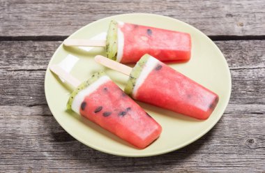 Ev yapımı dondurma karpuz ile. Taze yaz dondurma