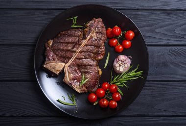 Izgara Dana biftek domates ve sarımsak ile. T-Bone