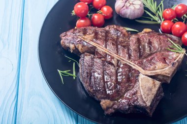 Izgara Dana biftek domates ve sarımsak ile. T-Bone