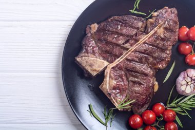 Izgara Dana biftek domates ve sarımsak ile. T-Bone