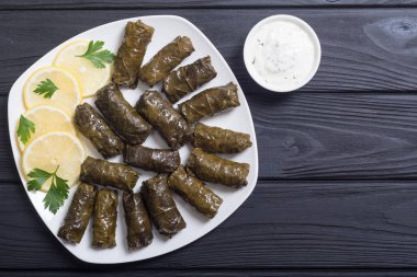 Dolma üzüm Vines pirinç, et ve baharatlar ile gelen