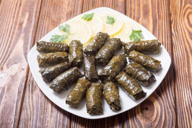 Dolma üzüm Vines pirinç, et ve baharatlar ile gelen