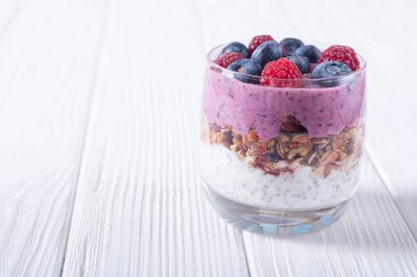 Chia yoğurt granola ve çilek (yaban mersini, raspberr