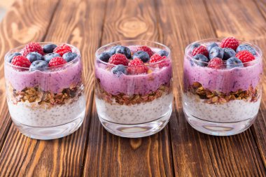 Chia yoğurt granola ve çilek (yaban mersini, raspberr