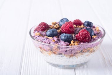 Chia yoğurt granola ve çilek (böğürtlen, ahududu )