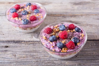 Chia yoğurt granola ve çilek (böğürtlen, ahududu )