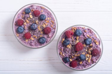 Chia yoğurt granola ve çilek (böğürtlen, ahududu )