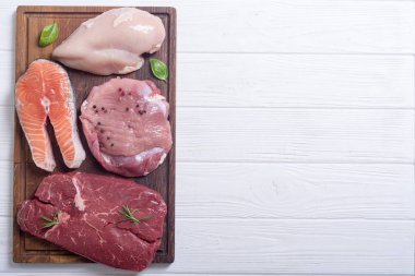 Biftek et karışımı: somon, sığır, domuz ve tavuk