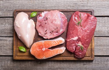 Biftek et karışımı: somon, sığır, domuz ve tavuk