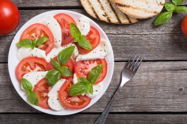 mozzarella, domates ve fesleğenli caprese salatası 