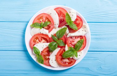 mozzarella, domates ve fesleğenli caprese salatası 