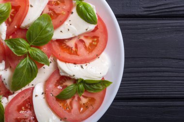mozzarella, domates ve fesleğenli caprese salatası 