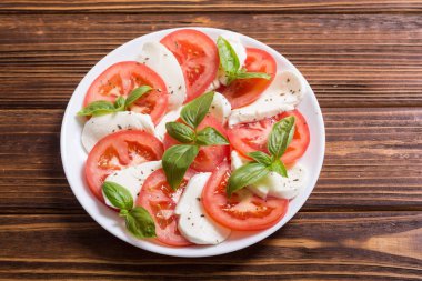 mozzarella, domates ve fesleğenli caprese salatası 