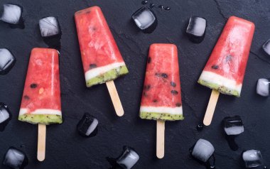 Ev yapımı dondurma karpuz ile. Taze yaz dondurma