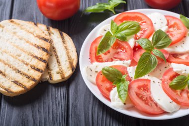 mozzarella, domates ve fesleğenli caprese salatası 