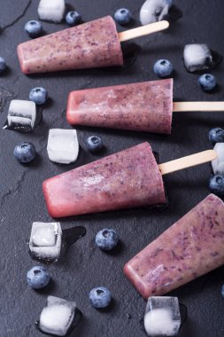 Yaban mersini ve yoğurt ile buzlu şeker. Yaz dondurma