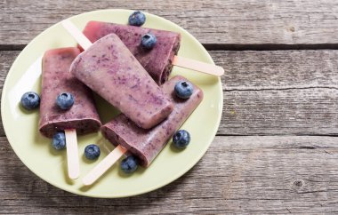 Yaban mersini ve yoğurt ile buzlu şeker. Yaz dondurma