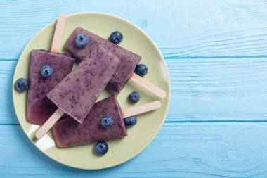 Yaban mersini ve yoğurt ile buzlu şeker. Yaz dondurma