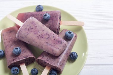 Yaban mersini ve yoğurt ile buzlu şeker. Yaz dondurma