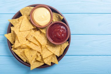 Domates ve peynir soslu çıtır cips cips. Geleneksel Meksika yemeği