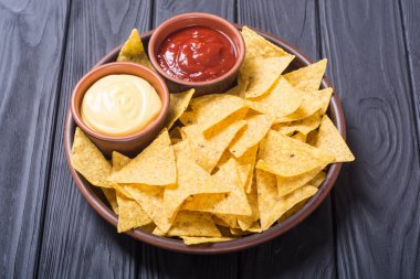 Domates ve peynir soslu çıtır cips cips. Geleneksel Meksika yemeği