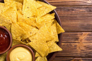 Domates ve peynir soslu çıtır cips cips. Geleneksel Meksika yemeği