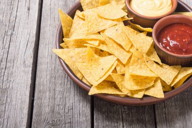 Domates ve peynir soslu çıtır cips cips. Geleneksel Meksika yemeği