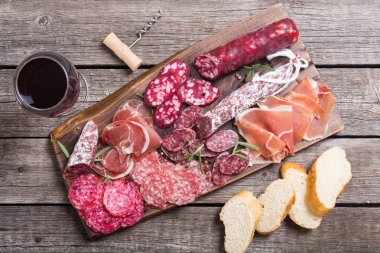 Ürün yelpazesine sosis. Jambon, salam ve jamon ahşap tahta üzerinde 