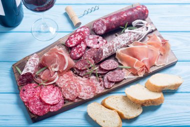 Ürün yelpazesine sosis. Jambon, salam ve jamon ahşap tahta üzerinde 