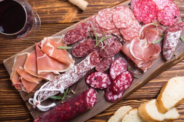 Ürün yelpazesine sosis. Jambon, salam ve jamon ahşap tahta üzerinde 