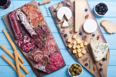 Peynir ve sosis: jambon, salam, jamon, camembert, brie, parmesan .