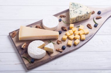 (Brie, peyniri, parmesan ve Rokfor peynir çeşitleri )