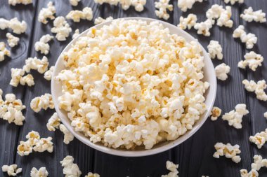 Kase patlamış mısır snack. Pop corn wath sinema için hazır