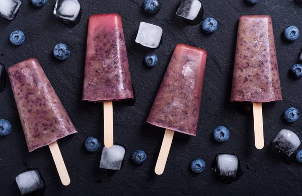 Yaban mersini ve yoğurt ile buzlu şeker. Yaz dondurma