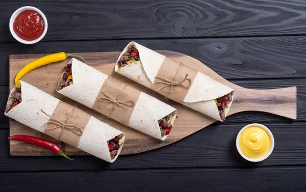 Mexické Burrito Hovězím Masem Fazolemi Chilli Papričky Avokádem — Stock fotografie