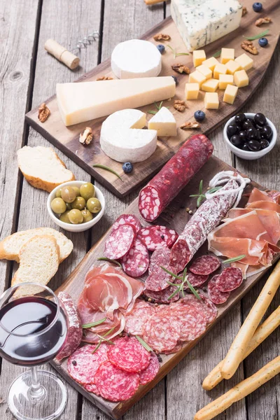 Peynir ve sosis: jambon, salam, jamon, camembert, brie, parmesan .