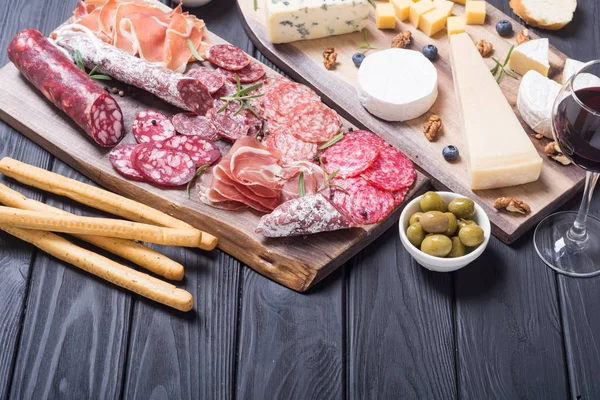 Peynir ve sosis: jambon, salam, jamon, camembert, brie, parmesan .