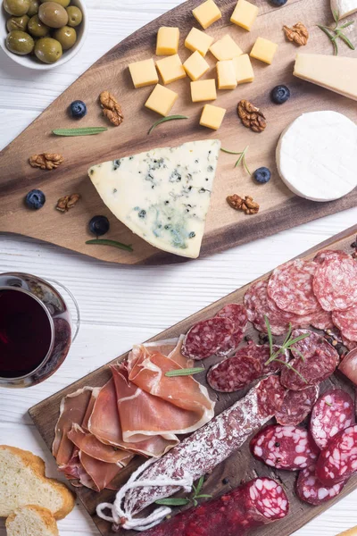 Peynir ve sosis: jambon, salam, jamon, camembert, brie, parmesan .