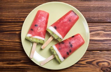 Ev yapımı dondurma karpuz ile. Taze yaz dondurma