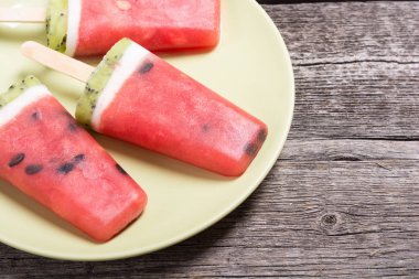 Ev yapımı dondurma karpuz ile. Taze yaz dondurma