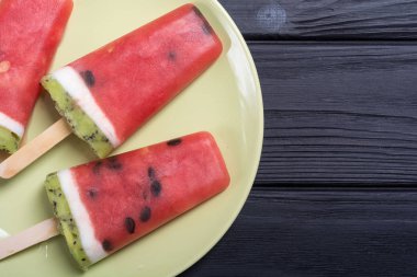 Ev yapımı dondurma karpuz ile. Taze yaz dondurma