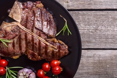 Izgara Dana biftek domates ve sarımsak ile. T-Bone