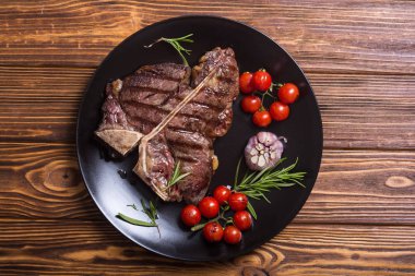Izgara Dana biftek domates ve sarımsak ile. T-Bone