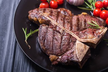 Izgara Dana biftek domates ve sarımsak ile. T-Bone