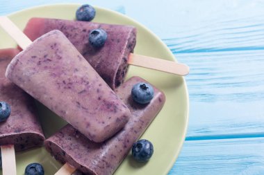 Yaban mersini ve yoğurt ile buzlu şeker. Yaz dondurma
