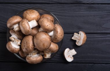 Taze çiğ Kraliyet champignon. Rustik arka plan üzerinde mantar